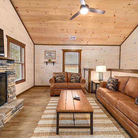 Luxury 3-Br Cabin Minutes From Parkway With Game Room And Hot Tub Pigeon Forge Εξωτερικό φωτογραφία