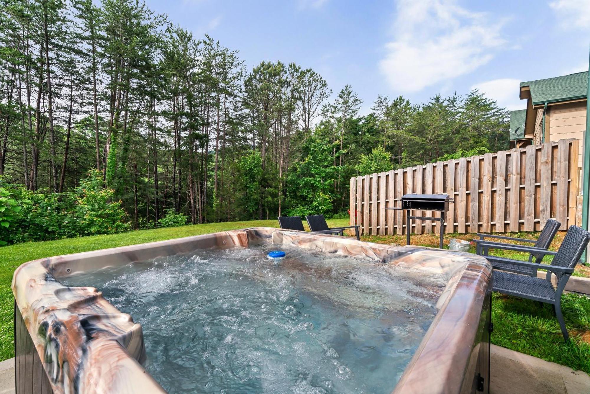 Luxury 3-Br Cabin Minutes From Parkway With Game Room And Hot Tub Pigeon Forge Εξωτερικό φωτογραφία